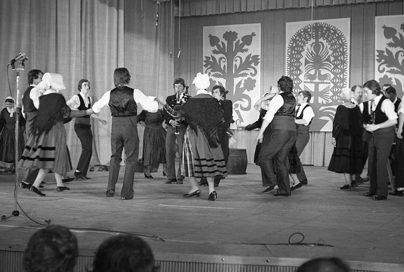 File:Szkocki zespół folklorystyczny na scenie podczas Międzynarodowego Festiwalu Folkloru - Zielona Góra - 003664n.jpg