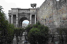 https://upload.wikimedia.org/wikipedia/commons/thumb/d/da/T%C3%A9bessa-Porte_Caracala.jpg/280px-T%C3%A9bessa-Porte_Caracala.jpg