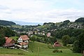 Blick von Vorderwald nach Westen in Richtung Ortskern (im Hintergrund der Zürichsee und der Albis