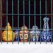 Jars in the window of workshop "Taller Armando". Talaveraarmando.jpg
