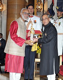 Prezident Shri Pranab Mukerji 2015 yil 30 martda Nyu-Dehli shahridagi Rashtrapati Bxavan shahrida bo'lib o'tgan fuqarolik investitsiyalari marosimida professor Ashok Gulatiga Padma Shri mukofotini topshirmoqda.