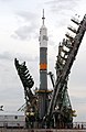 Raketa Sojuz-FG po vztýčení na štartovacej rampe