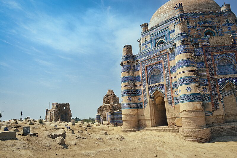 File:The main graveyard view - Tomb of Bibi Jawindi.jpg