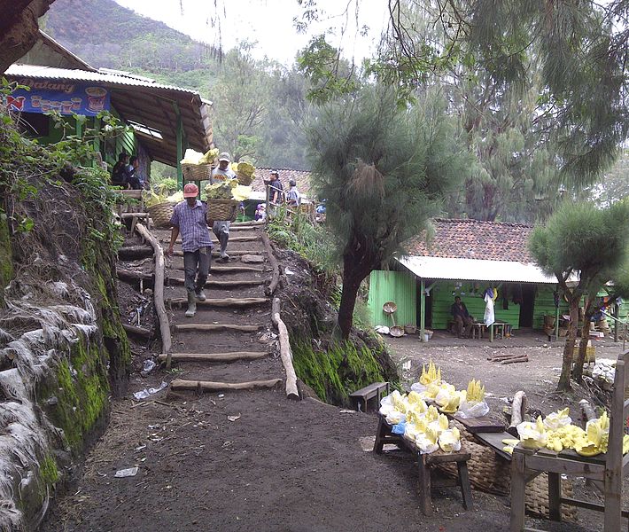 File:The resting pos of Kawah Ijen Mountain, Indonesia.jpg