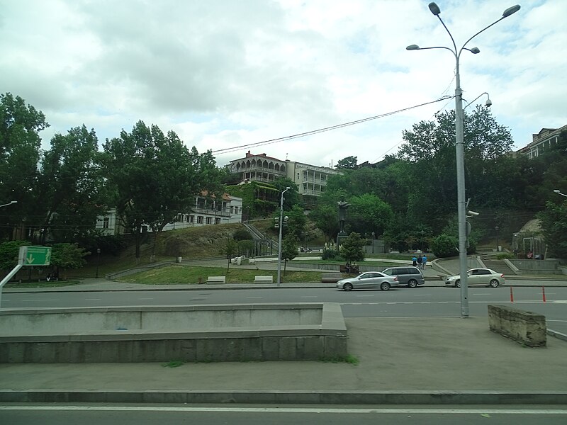 File:Tiflis Straßenszene 9.jpg