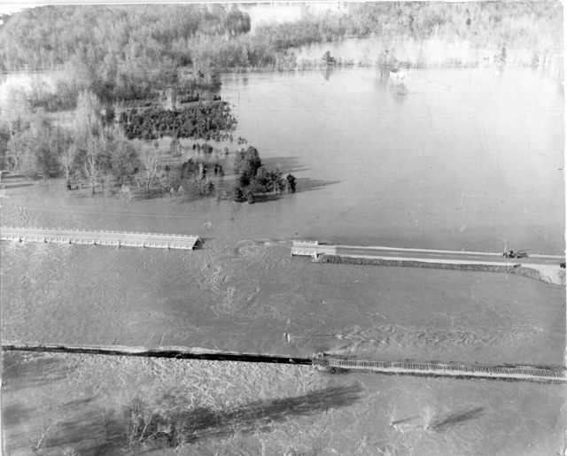 Failure of the Mississippi Highway 25 N/U.S. Route 45 S bridge over the Tombigbee River in Aberdeen during the 1955 floods.