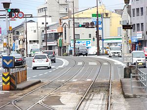 從東邊望向電車站。右邊為播磨屋橋方向月台