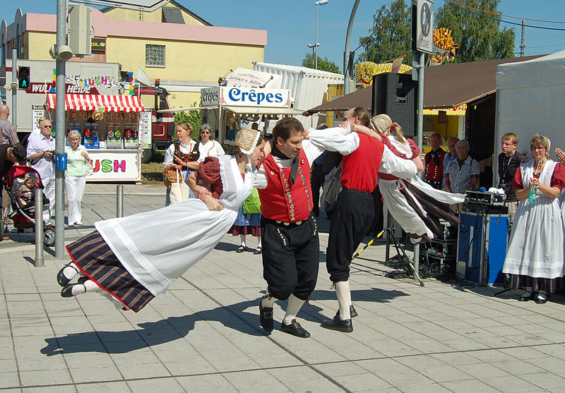 File:Trachtengruppe Ueterst End 08.jpg