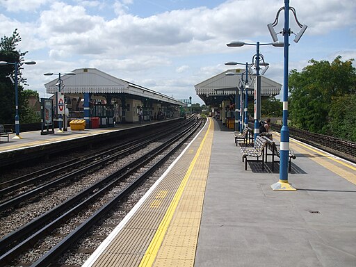 Turnham Green stn eastbound Piccadilly look west
