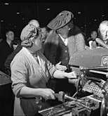 Eleanor Roosevelt in gesprek met een vrouwelijke machinist tijdens haar "goodwill tour" in Groot-Brittannië (november 1942)