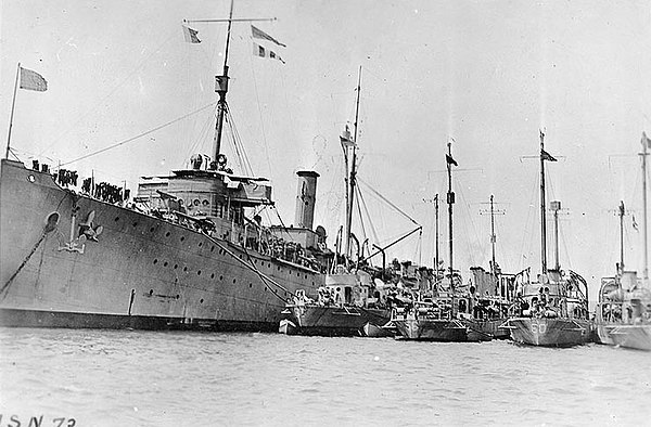 Wadsworth (second ship from the right) and other destroyers moored next to destroyer tender Melville in Queenstown in 1917.