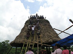 Bau eines heiligen Hauses in Fatulia