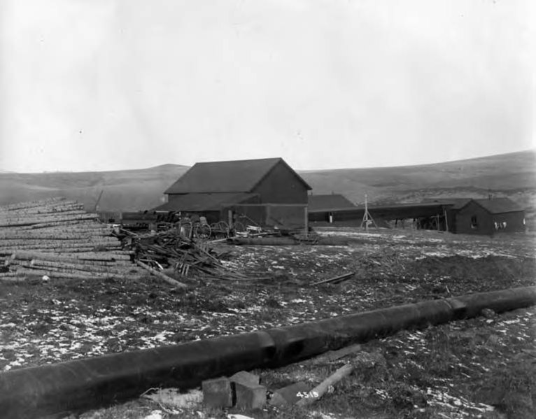 File:Unidentified buildings with pipes in foreground, Alaska, circa 1906 (AL+CA 5972).jpg