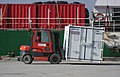 Grenlandiyaning Upernavik portida 10 futlik konteyner oldingi forklift tomonidan yuklanmoqda