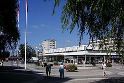Het station van buiten met links het Kirunaplein