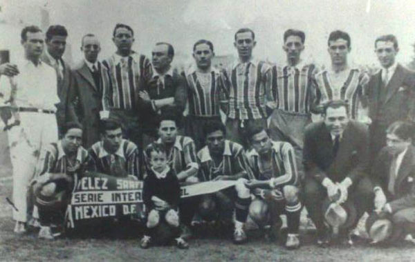 Vélez before a match played in México City during the Pan-American tour of 1930–31