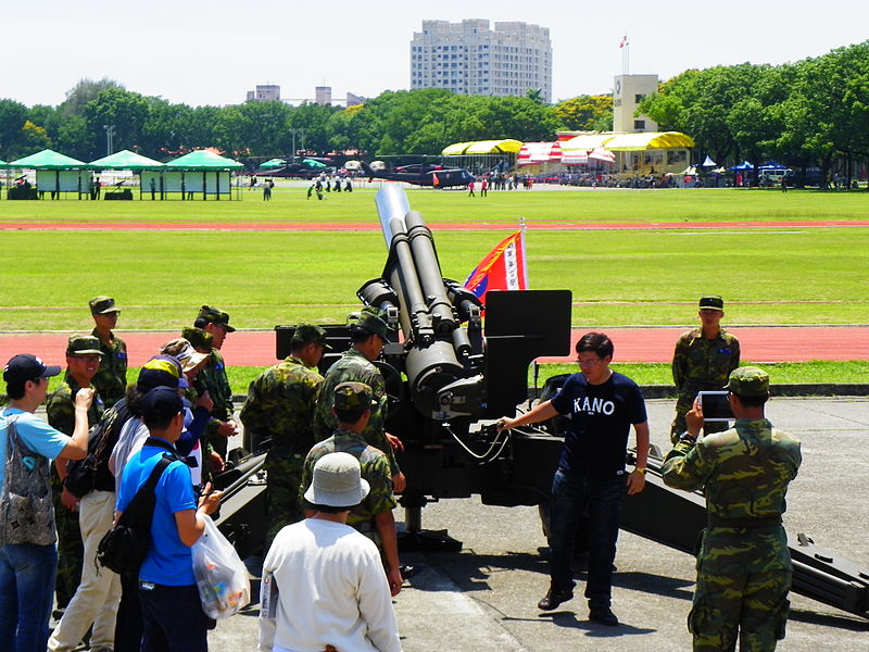 File:Visitor Pulling Firerope of M114A1 155mm Howitzer Exercise in Front of Zhongzheng Hall 20140531.jpg