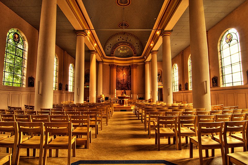 File:WLM - Lumperjack - interior Petrus Paulus Church Den Helder.jpg