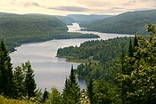 Lago Wapizagonke en el Parque Nacional Mauricie, Quebec, Canadá.jpg