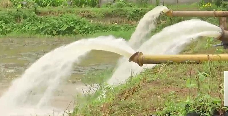 File:Water pumping near Tham Luang cave.jpg