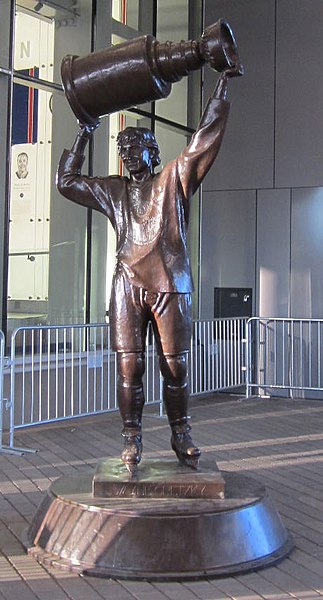 File:Wayne Gretzky statue 2.jpg