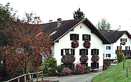 Wielenbach, Häuser nahe der Kirche Sankt Peter.jpg