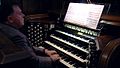 Ein Organist an einer Orgel