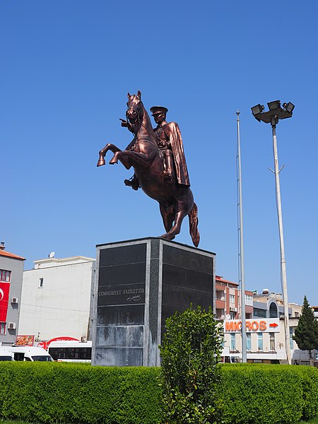 File:Yatağan - Atatürk statue.jpg