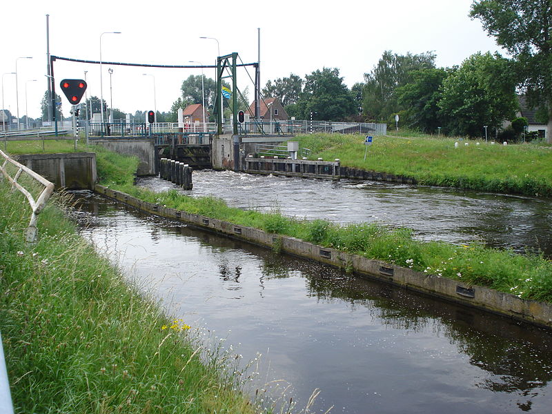 File:Zuid-Willemsvaart, l'écluse à hauteur de Keldonk.JPG