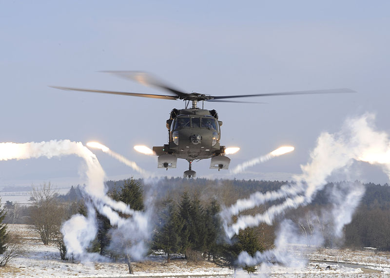 File:"Black Hawk" feuert "Flares" ab (18447992939).jpg