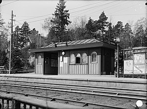 Ålstenstorget spårvagnshållplats vid Ålstensgatan 1931. Väntpaviljongen ritades av Waldemar Johanson.