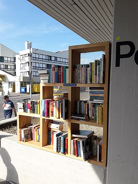 File:Öffentlicher Bücherschrank in Stuttgart-Plieningen.jpg