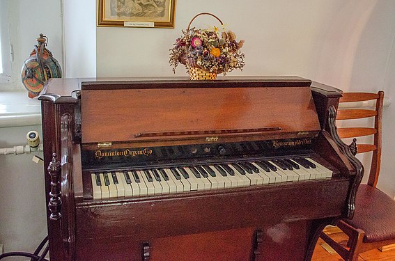 Pump organ