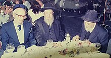 האחים: רבי חנניה חזן, הרב יצחק חזן ורבי יעקוב חזן (מימין לשמאל) מסובים בברית משפחה לסעודת מצווה באשדוד