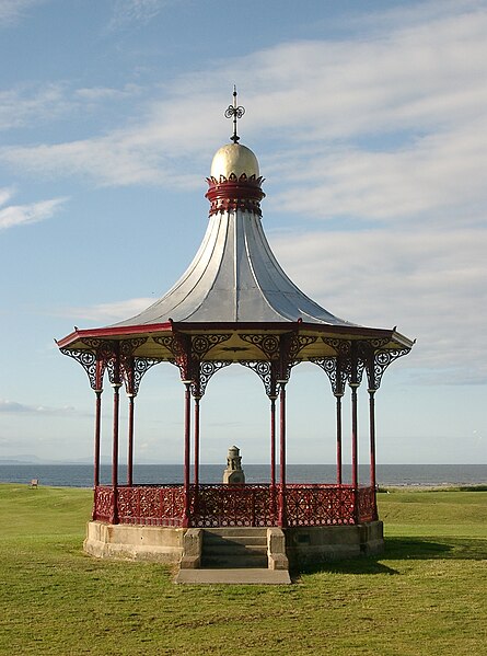 File:10 0843s - Bandstand and "Toorie", Nairn (5238671920).jpg