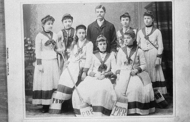 File:1900s Girls Broomball Team, Canada.jpg