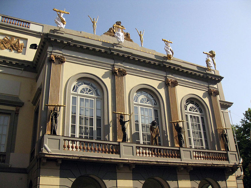 File:200 Teatre Museu Dalí, detall de la façana sud.jpg