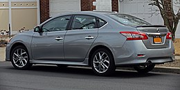 2013 Nissan Sentra SR spate stânga.jpg