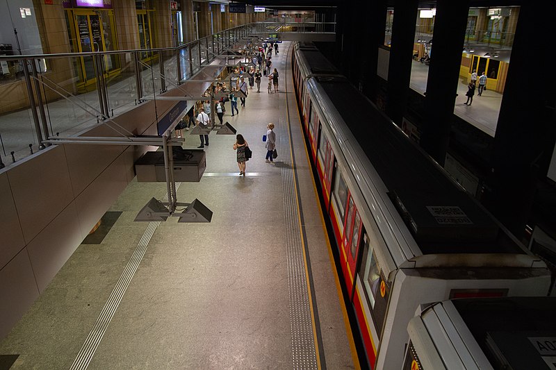 File:2018-07-06 Centrum metro station, Warszawa 1.jpg