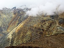 Un canyon de plus de trois kilomètres de large de montagnes en terrasses