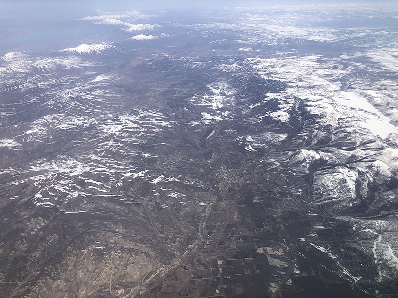 File:2022-03-24 19 03 01 UTC minus 6 View north and down from an airplane across the Sanpete Valley in Sanpete County, Utah.jpg