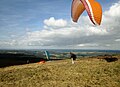 Parapentistes sur le flanc ouest du Ménez-Hom ; l'Aulne est visible à l'arrière-plan.