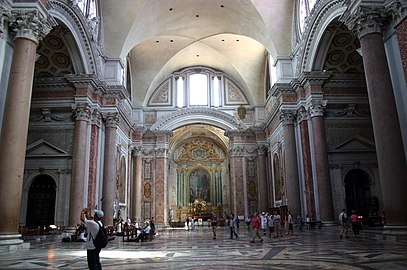 Kirche Santa Maria degli Angeli e dei Martiri in Rom, das einstige Frigidarium der Diokletiansthermen. Granitsäulen und Kreuzgratgewölbe noch original, die Thermenfenster teilweise rekonstruiert.