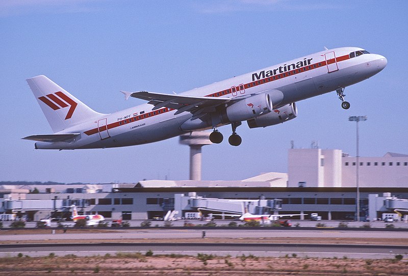 File:366et - Martinair Airbus A320-232; PH-MPF@PMI;07.08.2005 (8352981823).jpg