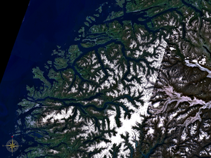 Satellitenbild das den Romsdalsfjord zuoberst zeigt, über Sunnmøre-fjordene und den Nordfjord. Schneegefüllte Täler rechts. (Quelle: NASA)