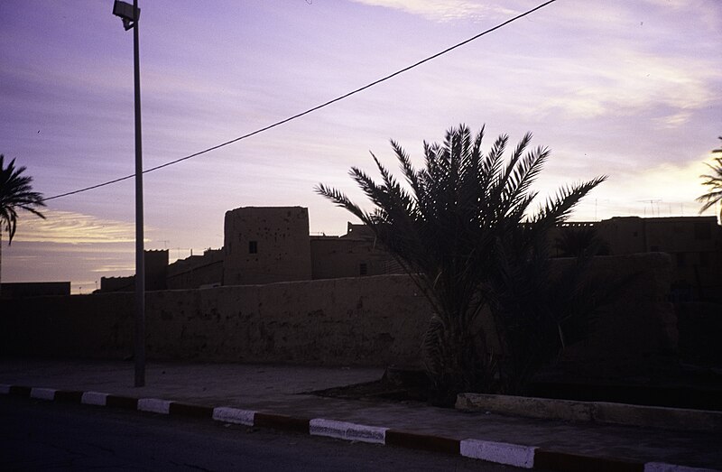 File:ASC Leiden - van Achterberg Collection - 12 - 03 - Le mur extérieur de la ville avec des tours carrées - Rissani, Maroc - Années 1990.jpg