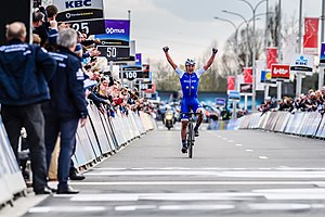 Aankomst Yves Lampaert Waregemben, Dwars ajtó Vlaanderen 2017 - Lieven De Cock fotófotó.jpg