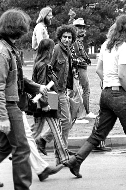 Hoffman (center) visiting the University of Oklahoma to protest the Vietnam War, c. 1969