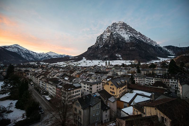 File:Abendstimmung über der Stadt Glarus, Gemeinde Glarus (24473449494).jpg