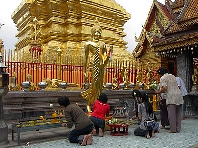 Budistas Theravada tailandeses em Chiang Mai, Tailândia.